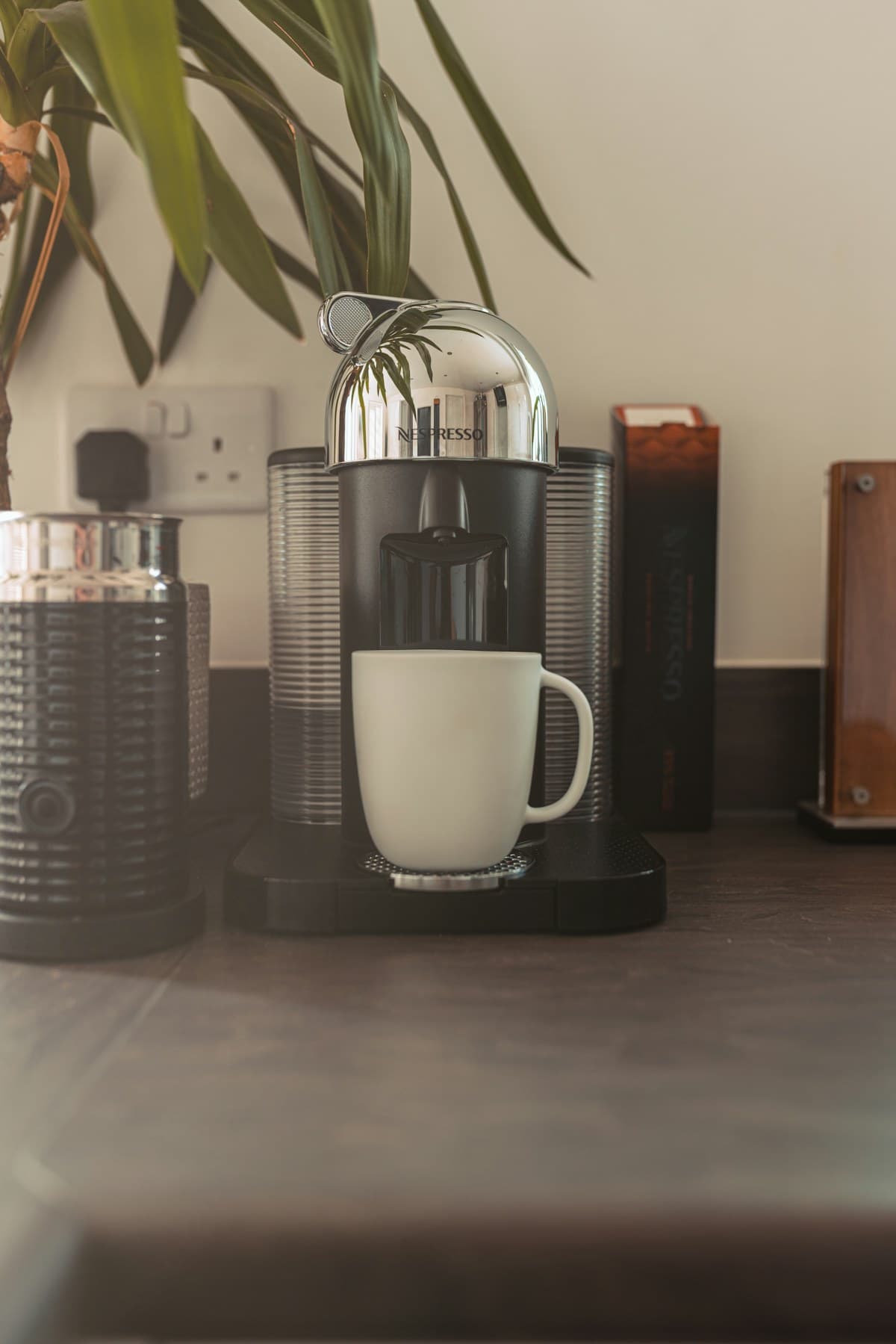 Taza de café servida con luz cálida de mañana