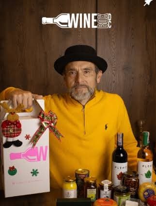 Persona de WINEBOX presentando una selección de vinos y productos especiales